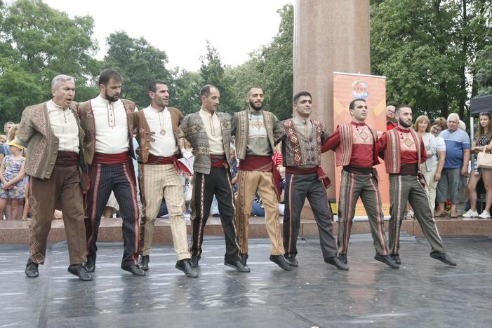 Uostamiestis skendi muzikos ir šokių garsuose