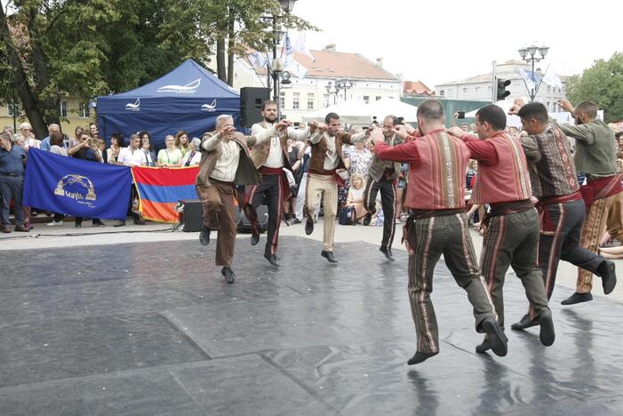 Uostamiestis skendi muzikos ir šokių garsuose