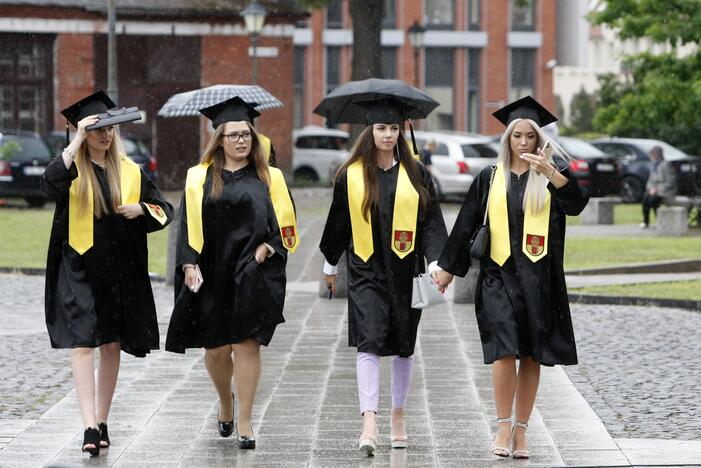 Diplomų įteikimas Klaipėdos universitete