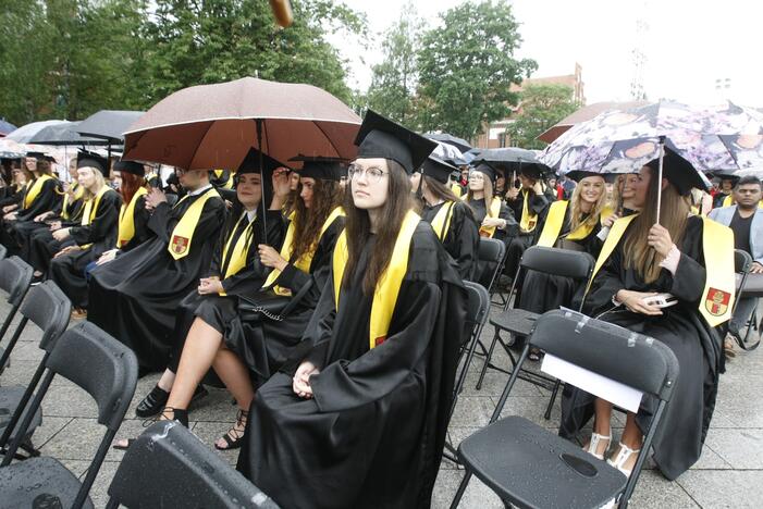 Diplomų įteikimas Klaipėdos universitete