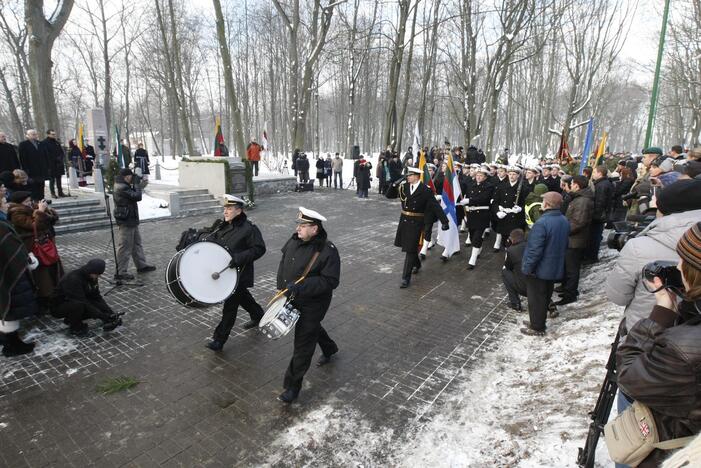 Žuvusiųjų pagerbimas prie paminklo 1923 metų sukilimo dalyviams 