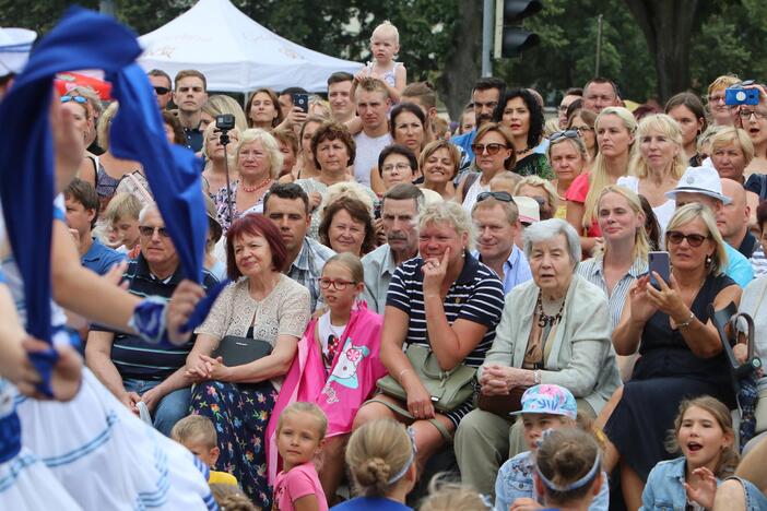 Uostamiestis skendi muzikos ir šokių garsuose