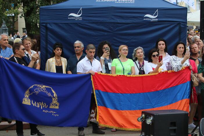 Uostamiestis skendi muzikos ir šokių garsuose