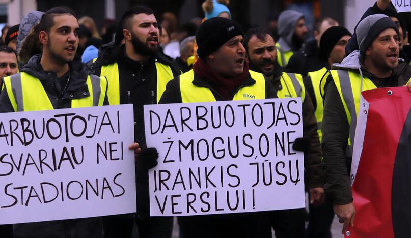 S. Dariaus ir S. Girėno stadioną stačiusių turkų protesto akcija