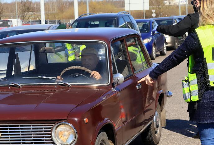 Automobilių patikra prie įvažiavimo į Kauną