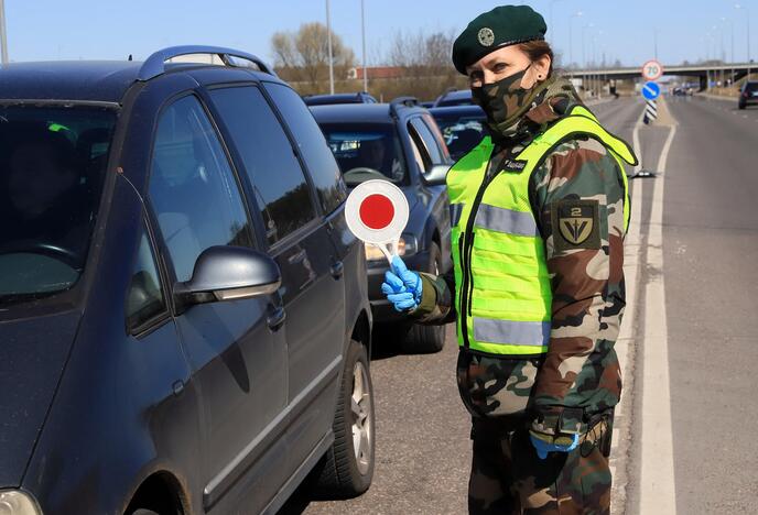 Automobilių patikra prie įvažiavimo į Kauną