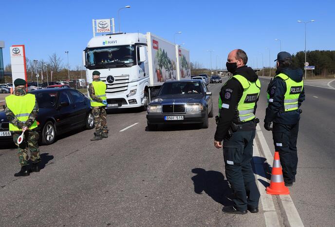 Automobilių patikra prie įvažiavimo į Kauną