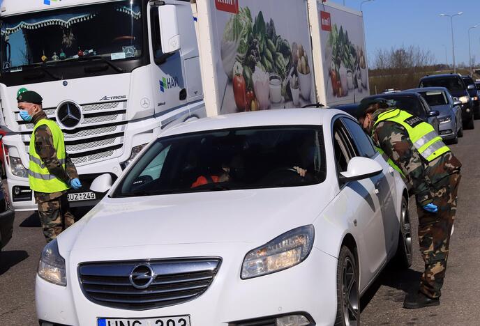 Automobilių patikra prie įvažiavimo į Kauną