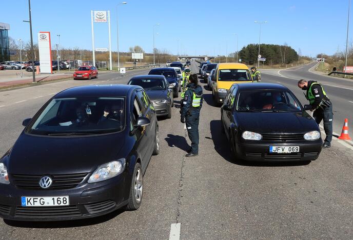 Automobilių patikra prie įvažiavimo į Kauną