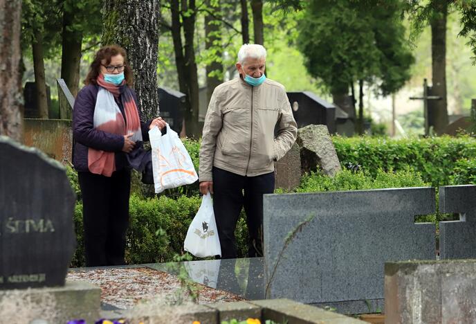 Romainių kapinės prieš Motinos dieną