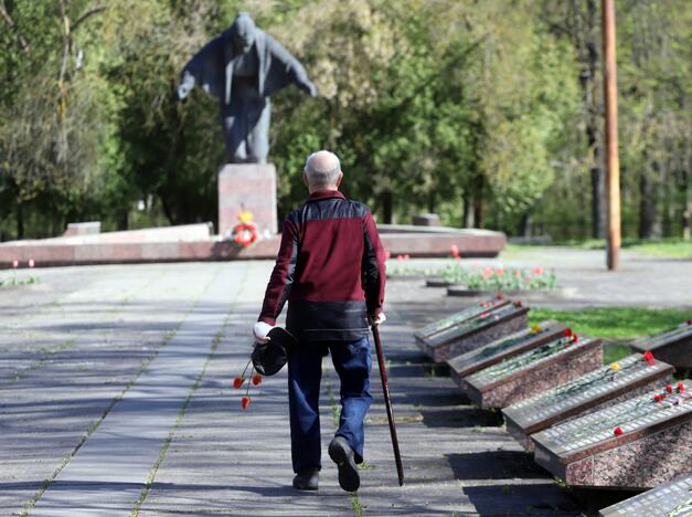 Provokacija Kauno kapinėse: ant medžių – draudžiami naudoti simboliai