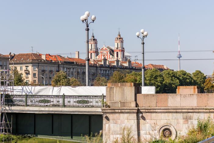 Nuo Žaliojo tilto Vilniuje pašalintos meninės instaliacijos, pakeitusios sovietines skulptūras