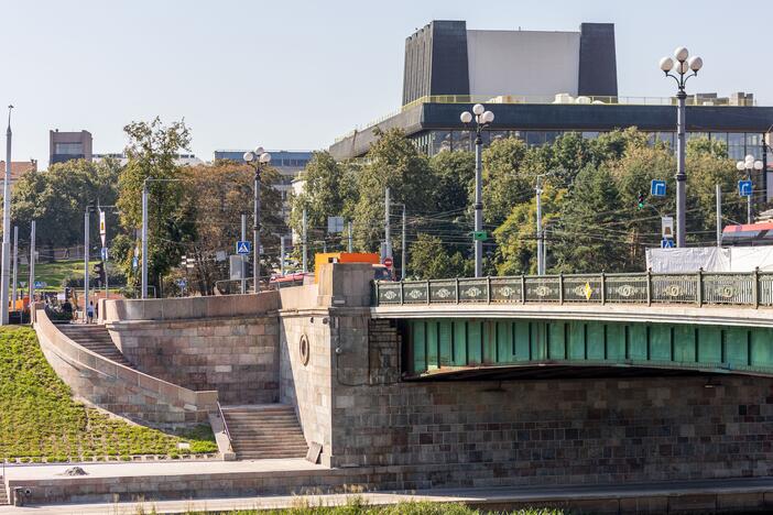 Nuo Žaliojo tilto Vilniuje pašalintos meninės instaliacijos, pakeitusios sovietines skulptūras