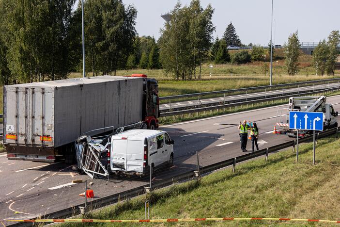 Žiauri avarija ties Vieviu: susidūrė du vilkikai, vienas jų užmušė kelininką