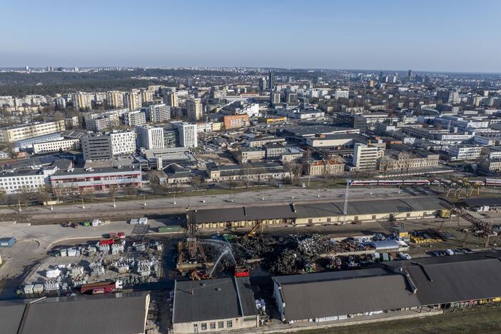 Užgesintas didelis gaisras Vilniaus automobilių sąvartyne