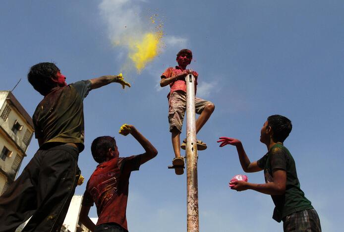 Milijonai indų pirmadienį švenčia populiarų hinduistų festivalį Holi