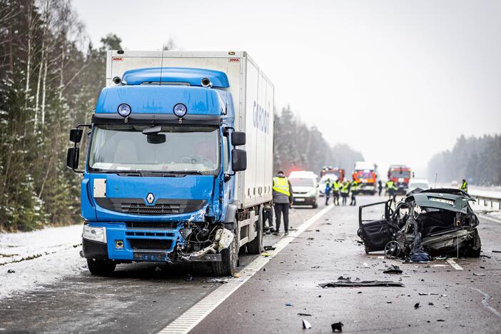 A2 kelyje susidūrė trys automobiliai ir trys vilkikai