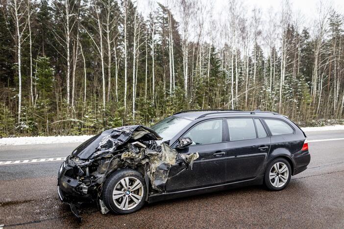 A2 kelyje susidūrė trys automobiliai ir trys vilkikai