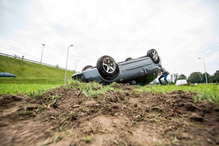 Prienų rajone apvirto automobilis: trys vyrai – ligoninėje