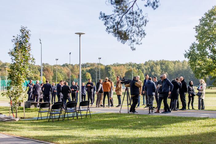 Prie Prezidento Valdo Adamkaus sporto centro šaknis įleido ąžuolai