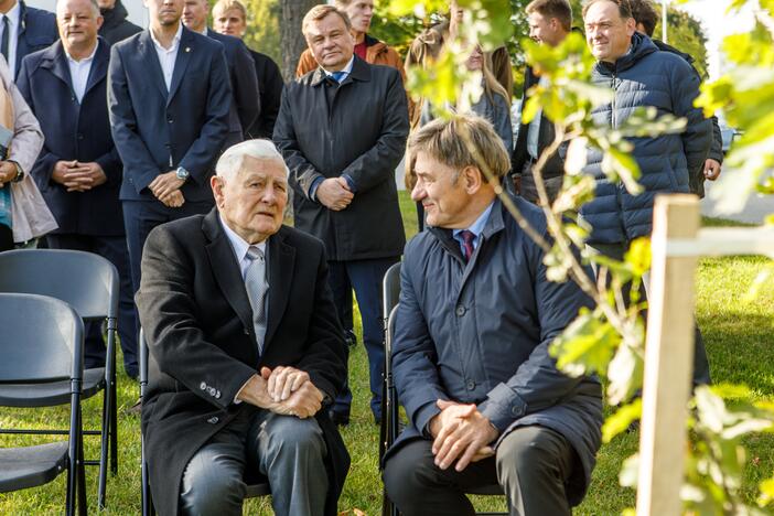 Prie Prezidento Valdo Adamkaus sporto centro šaknis įleido ąžuolai