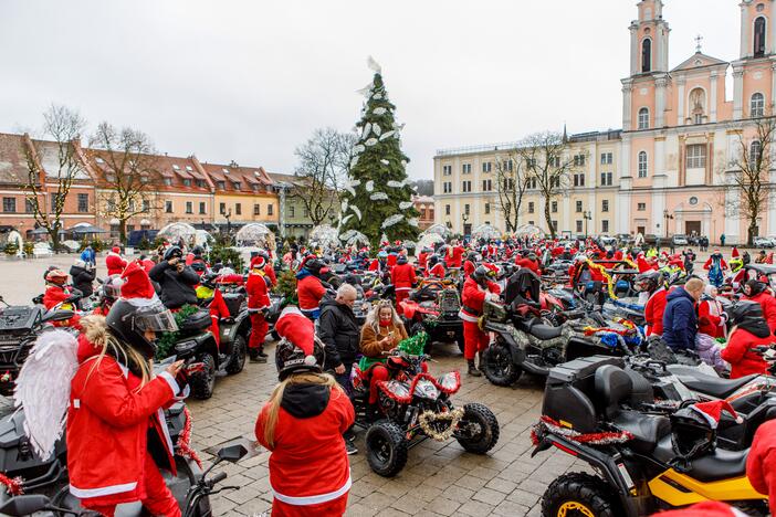 Po Kauną pabiro ratuoti Kalėdų Seneliai