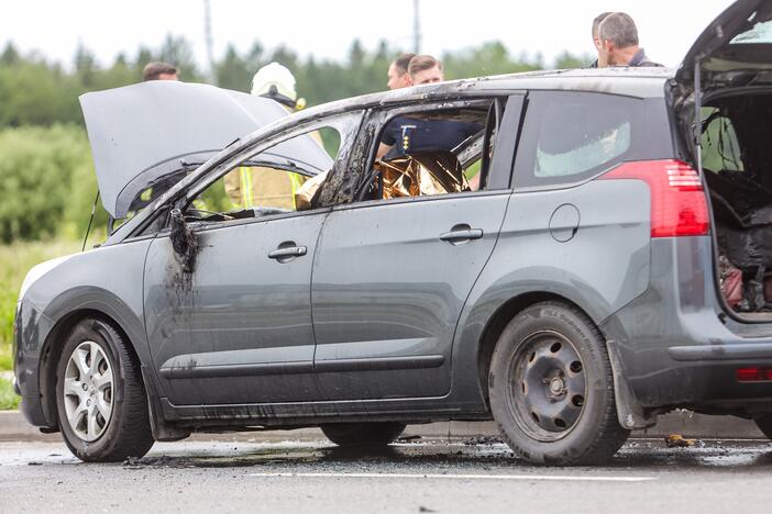 Kauno LEZ'e sudegė automobilis  