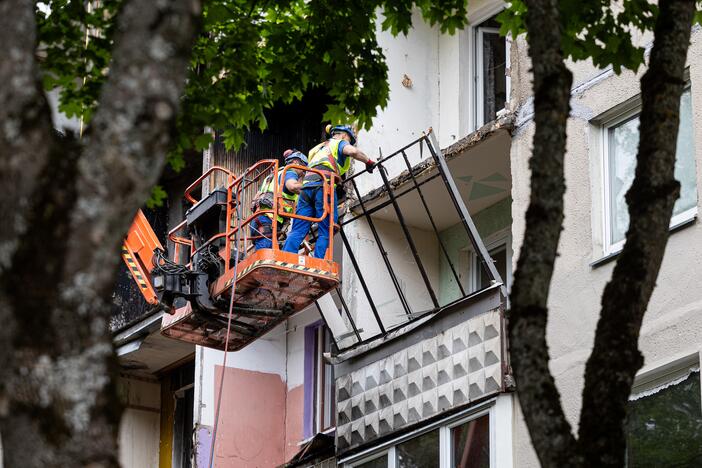 Pradedami sprogusio daugiabučio Viršuliškėse atstatymo darbai