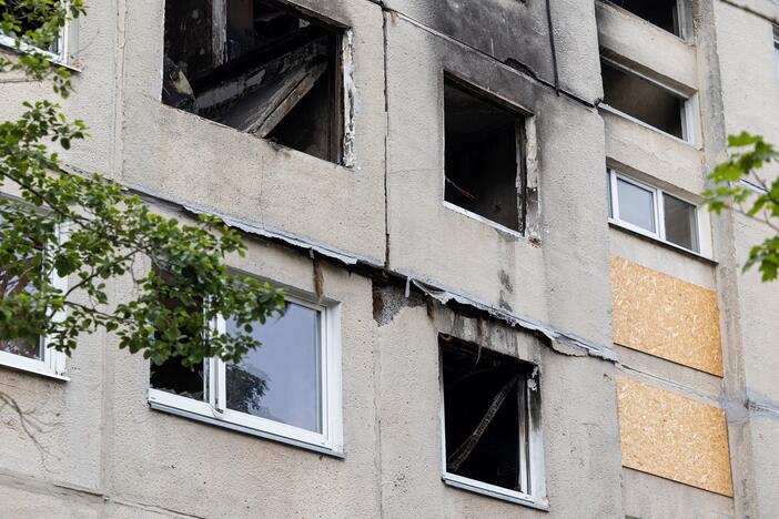 Pradedami sprogusio daugiabučio Viršuliškėse atstatymo darbai