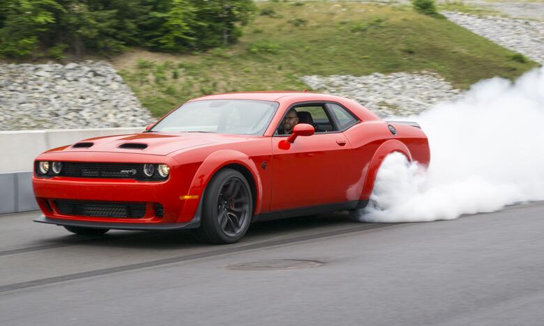 Prabanga: skirtingų komplektacijų 2023-iųjų „Dodge Challenger Hellcat“ kainuoja 81–90 tūkst. JAV dolerių.