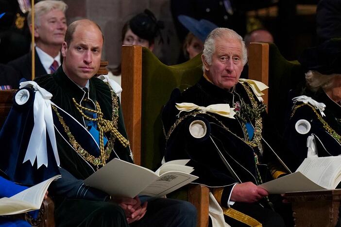 Antras iš kairės: Jungtinės Karalystės karalius Charlesas III (Karolis III).