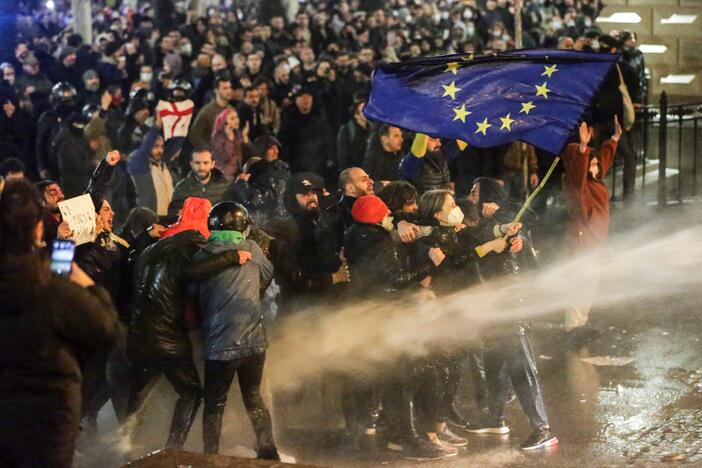 Prioritetas: su „agentų įstatymu“ nesutinkantys kartvelai protesto akcijose primena valdantiesiems – Sakartvelo integracijos į ES idėja įrašyta šalies konstitucijoje, ją palaiko ir absoliuti dauguma šalies gyventojų. 