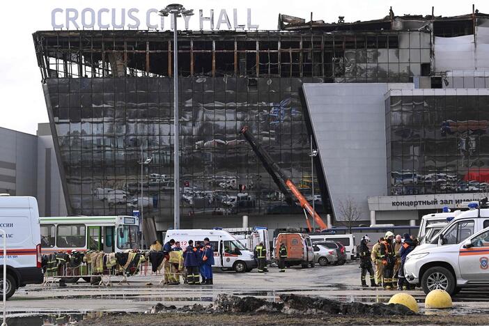 Kovą kamufliažinius drabužius vilkėję ginkluoti asmenys įsiveržė į Maskvos pakraštyje esančią koncertų salę „Crocus City Hall“ ir padegė pastatą.