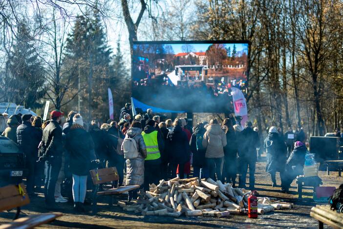 Vilniečiai susirinko „apgulti“ Rusijos ambasados