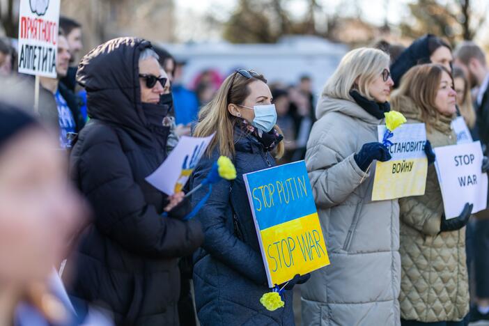 Vilniečiai susirinko „apgulti“ Rusijos ambasados