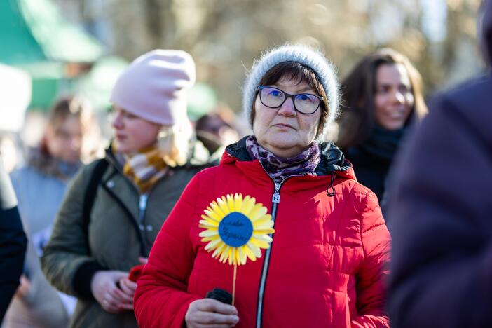 Vilniečiai susirinko „apgulti“ Rusijos ambasados