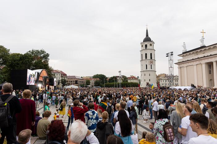 Tautiškos giesmės giedojimas Vilniaus Katedros aikštėje