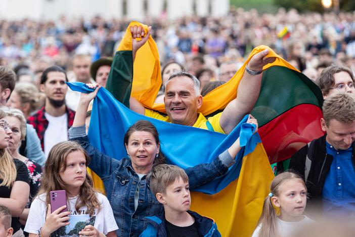 Tautiškos giesmės giedojimas Vilniaus Katedros aikštėje