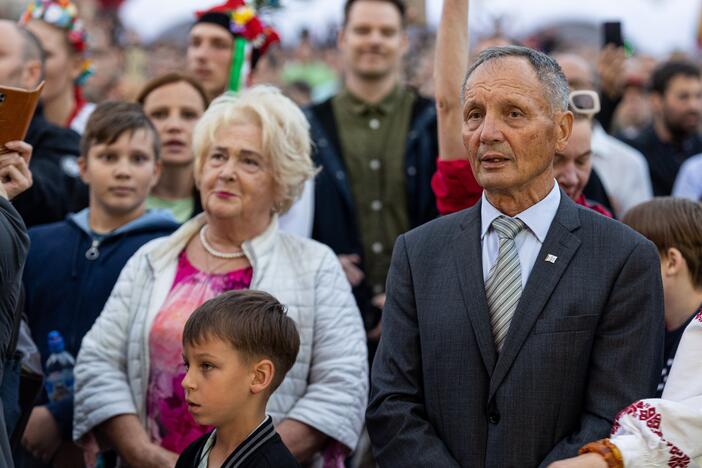 Tautiškos giesmės giedojimas Vilniaus Katedros aikštėje