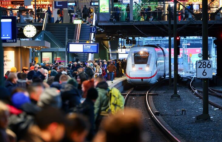 Dėl audros visoje Vokietijoje sutriko tolimųjų maršrutų traukinių eismas