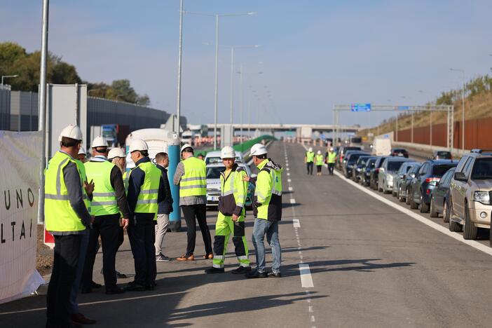 A1 kelyje atidarytas vidurinis tiltas per Nerį