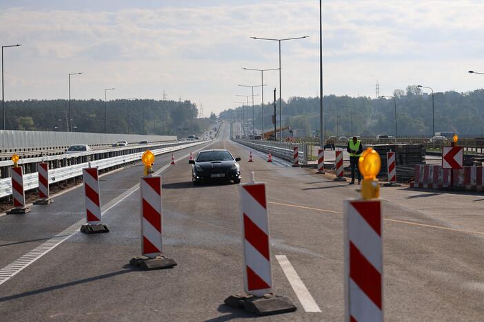 A1 kelyje atidarytas vidurinis tiltas per Nerį