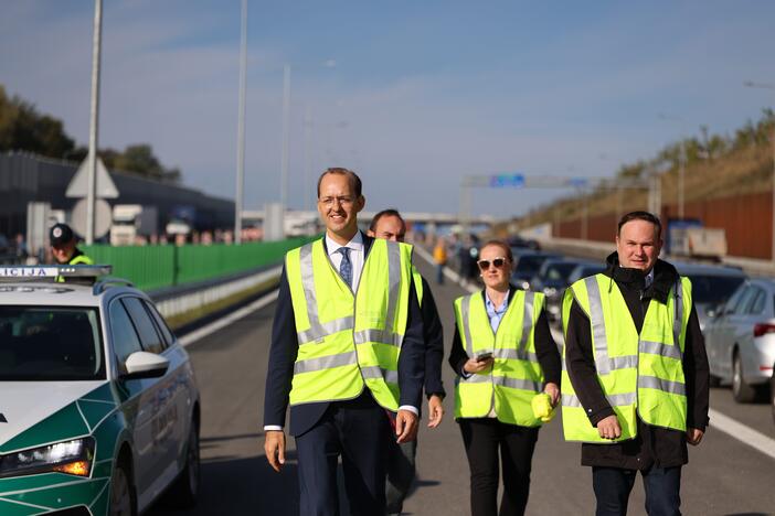 A1 kelyje atidarytas vidurinis tiltas per Nerį