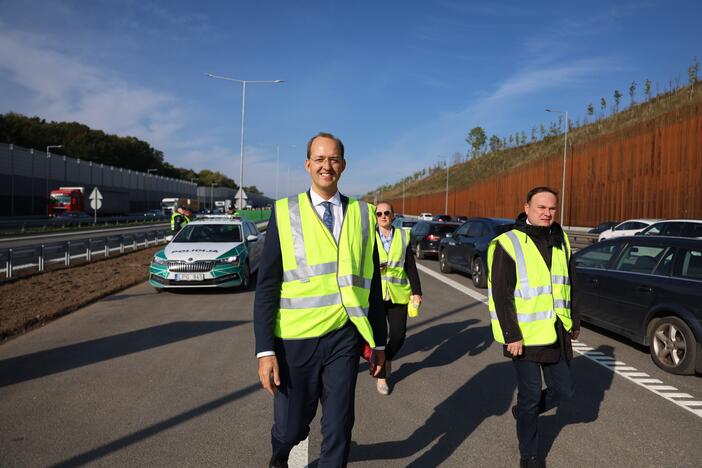 A1 kelyje atidarytas vidurinis tiltas per Nerį