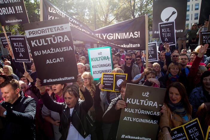 Protestai duoda vaisių: kels algas sukilusiems kultūros darbuotojams