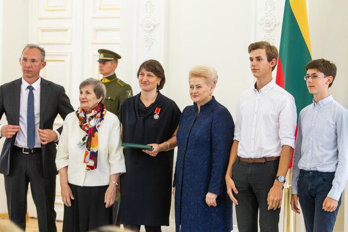 Prezidentė įteikė valstybės apdovanojimus