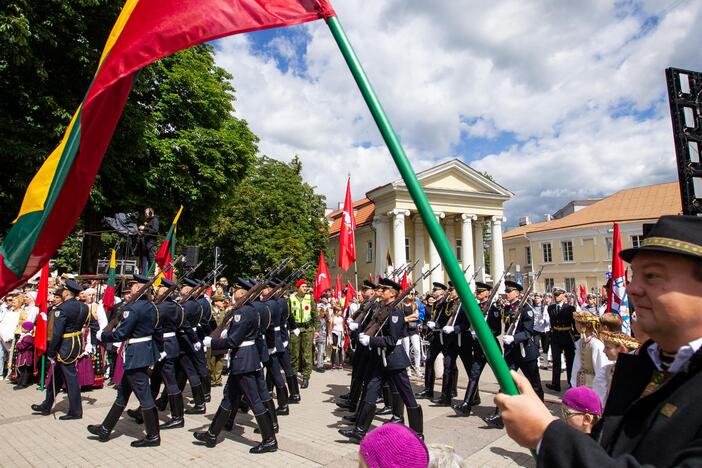 Vėliavų pakėlimo ceremonija S. Daukanto aikštėje