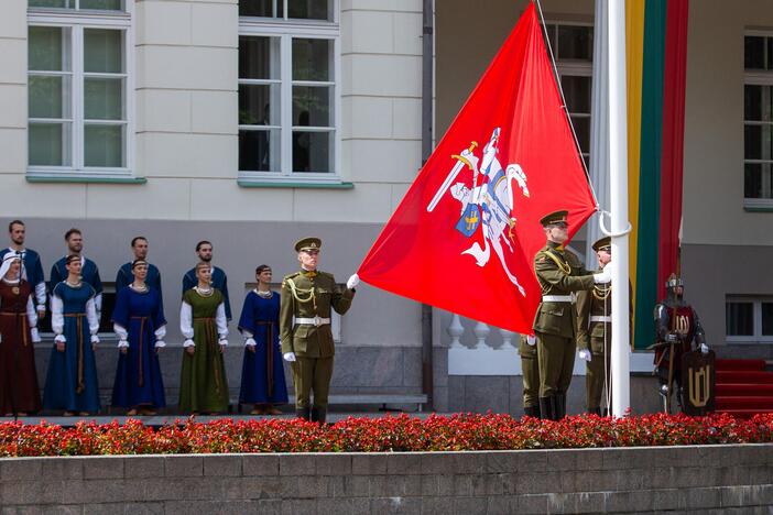 Vėliavų pakėlimo ceremonija S. Daukanto aikštėje