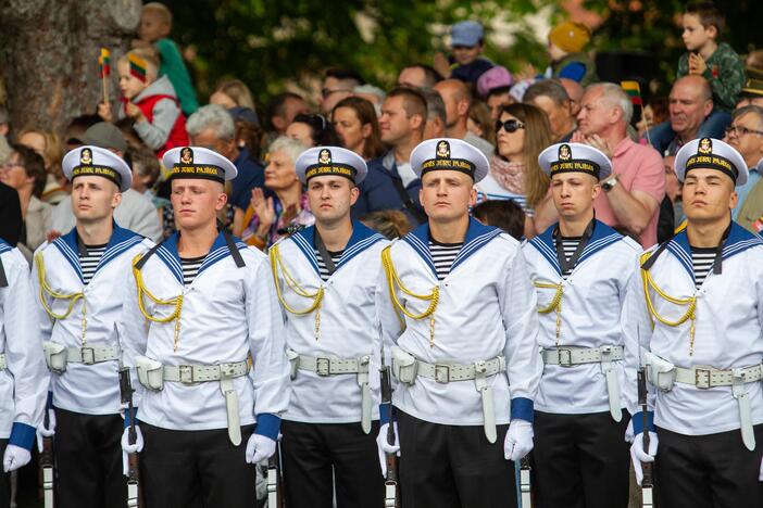 Vėliavų pakėlimo ceremonija S. Daukanto aikštėje