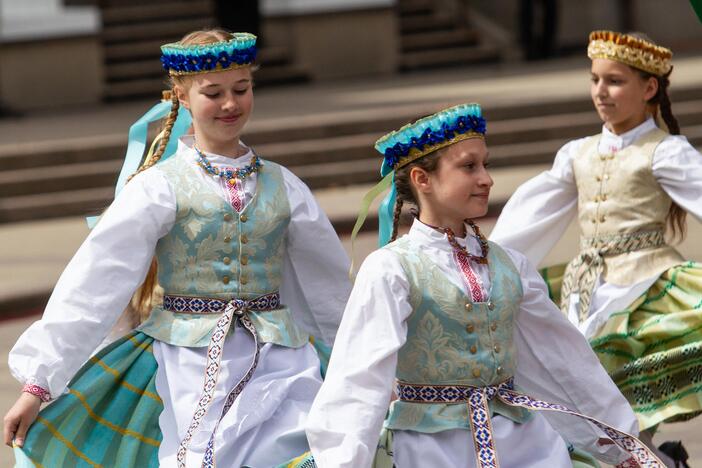 Vėliavų pakėlimo ceremonija S. Daukanto aikštėje